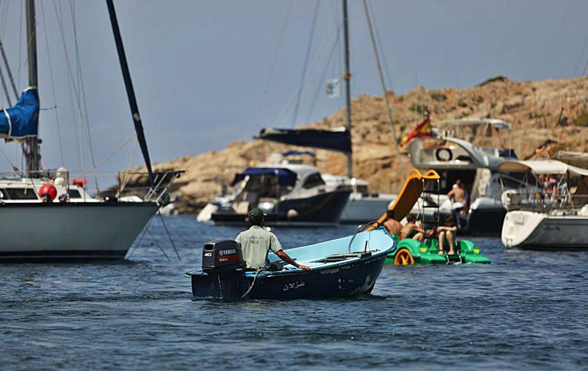 Imagen de archivo de barcos fondeados en Cala Salada. | TONI ESCOBAR