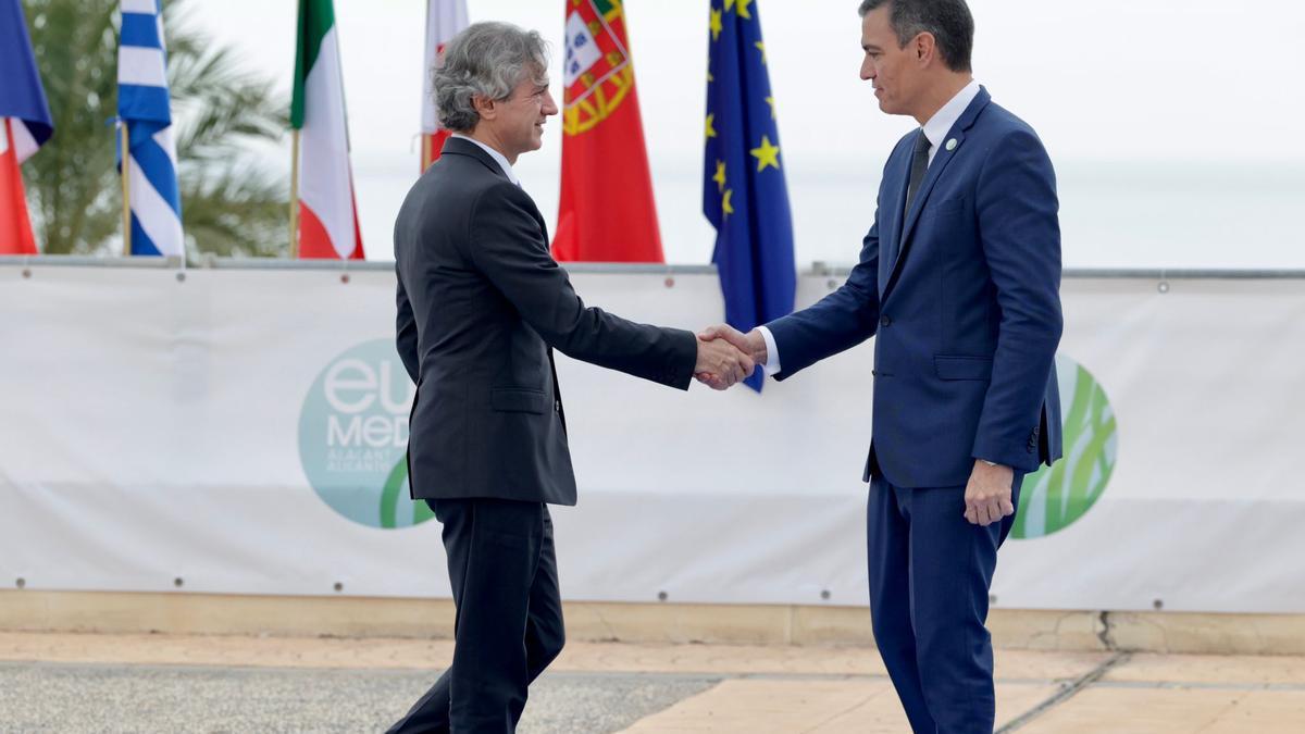 El presidente del Gobierno, Pedro Sánchez, saluda al primer ministro de Eslovenia, Robert Golob, en la Cumbre Euromediterránea celebrada hoy en Alicante.