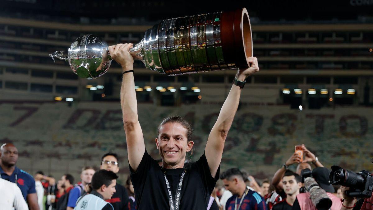 Filipe Luís con el trofeo de la Libertadores 2025