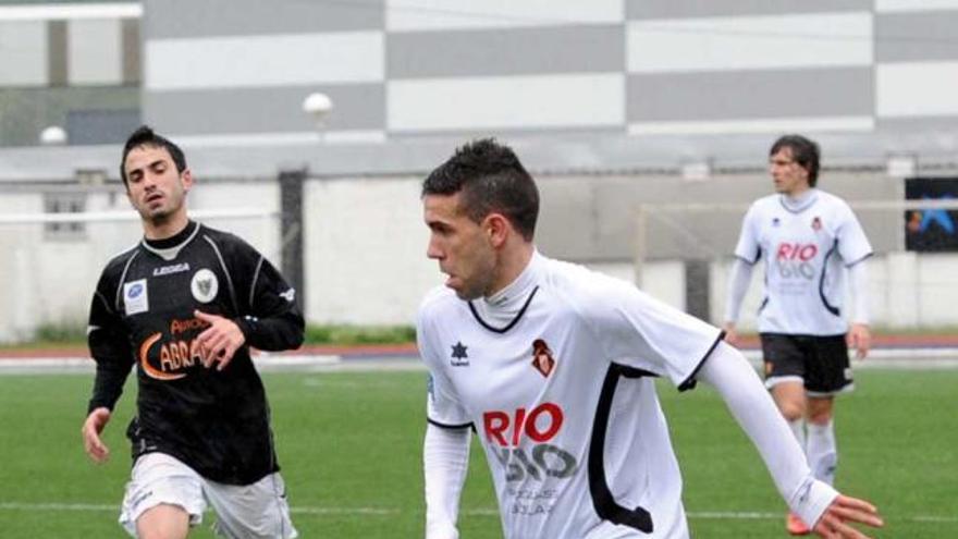 Javi Sánchez controla el balón perseguido por Natan.