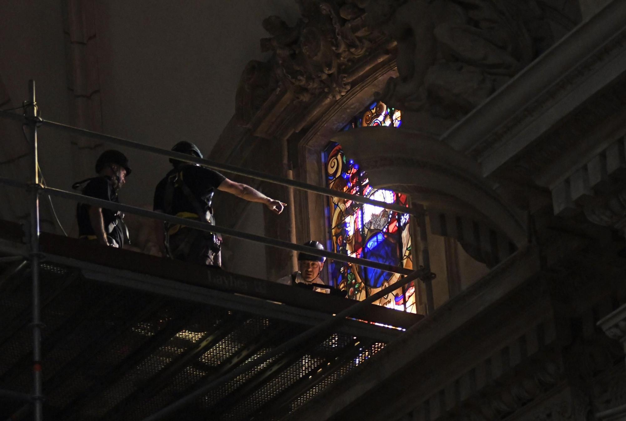 Así han instalado las vidrieras de San Pedro y San Pablo en la Catedral de Murcia