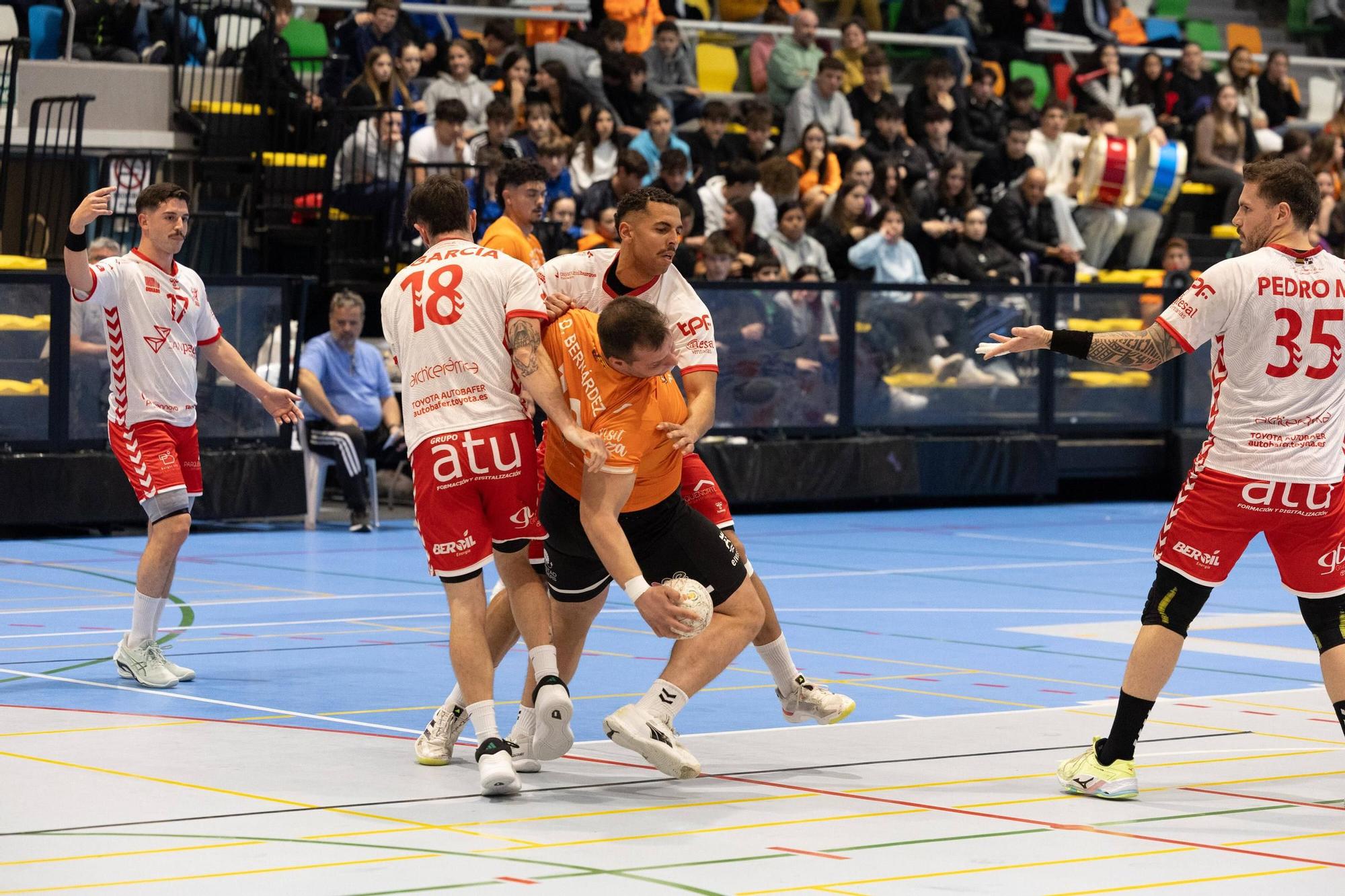 Bernárdez pierde el equilibrio ante dos contrincantes