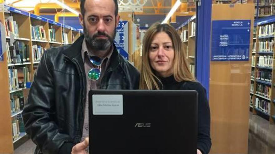 La familia de Alba Molina dona material a la biblioteca