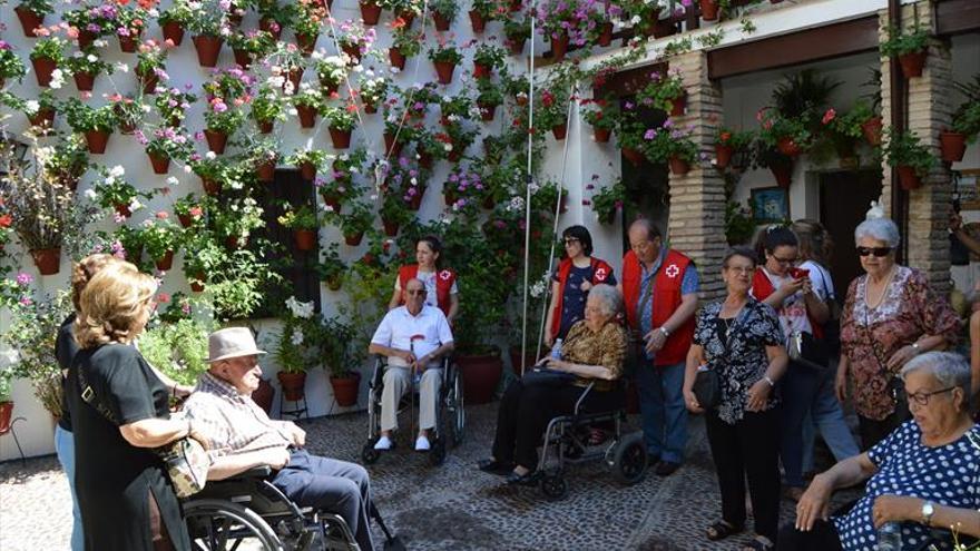 Los mayores visitan los patios con la Cruz Roja