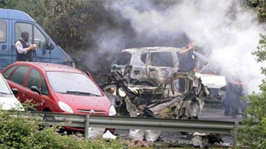Un policía muere al explotar un coche-bomba en Vizcaya