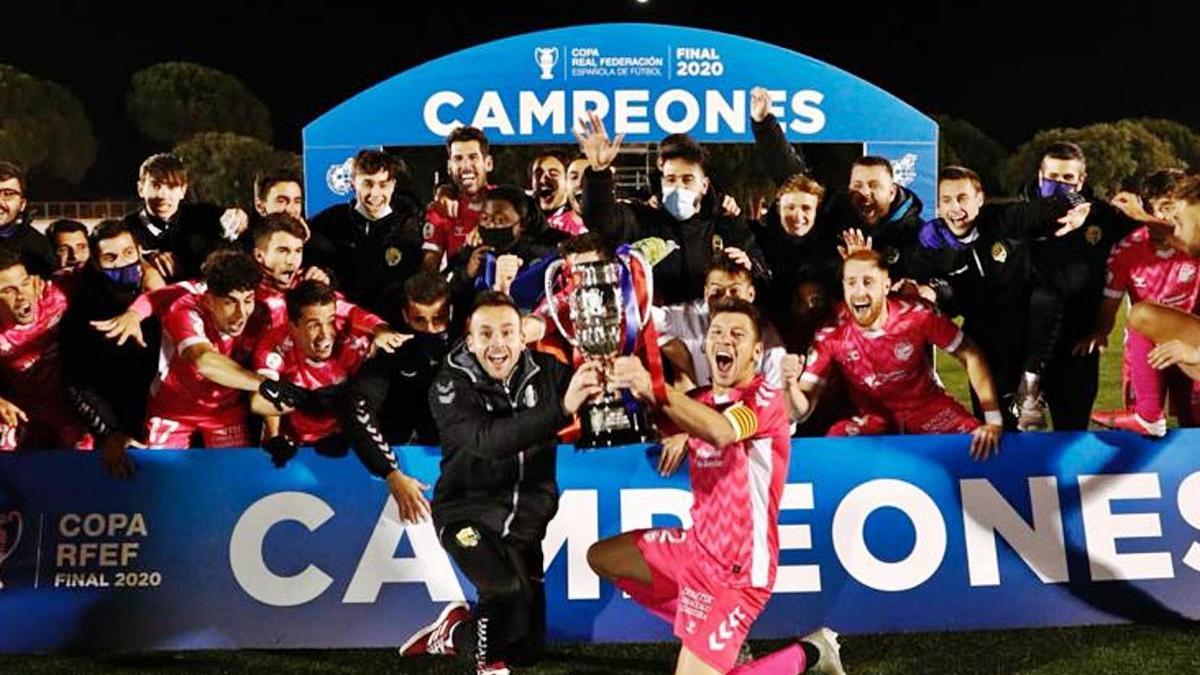 El Llagostera celebra el títol 
de la Copa Federació ahir 
contra el Las Rozas.  rfef