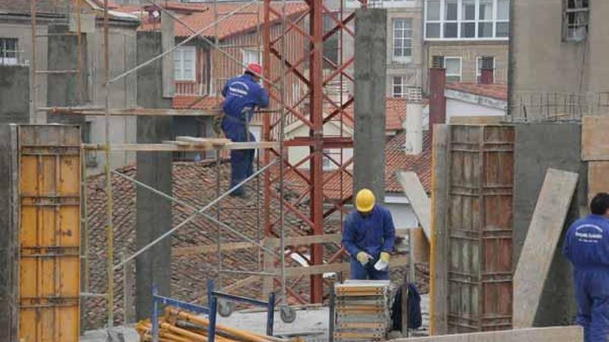 Obreros trabajando en una edificación en Ourense.