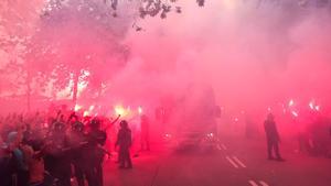 Imagen de aficionados en los prolegómenos del Barça - PSG disputado en Montjuïc