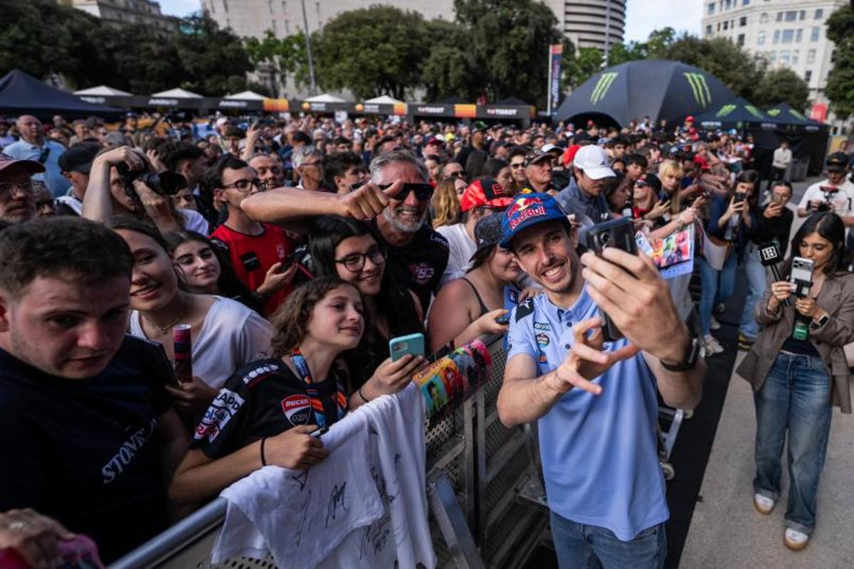 Los pilotos Dani Holgado, Pedro Acosta, Joan Mir, Àlex Rins, Jorge Martín y Àlex Márquez participan en la Fan Fest 2026 de MotoGP en la Plaça de Catalunya