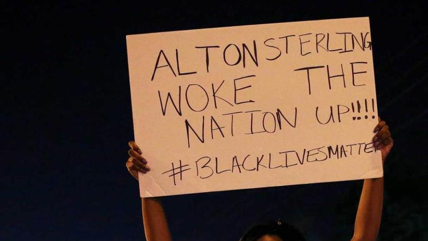 Protesta el sábado por la noche en Baton Rouge (Luisiana).