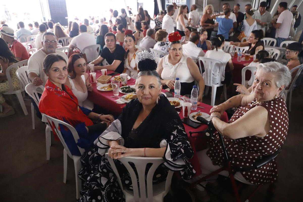 Grupos de amigos, pero sobre todo de familiares, se reúnen en las casetas