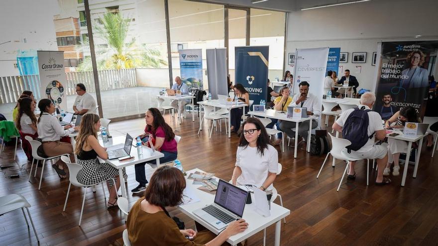 Torrent acoge una feria de empleo para mayores de 45 años con 104 ofertas y 359 inscritos