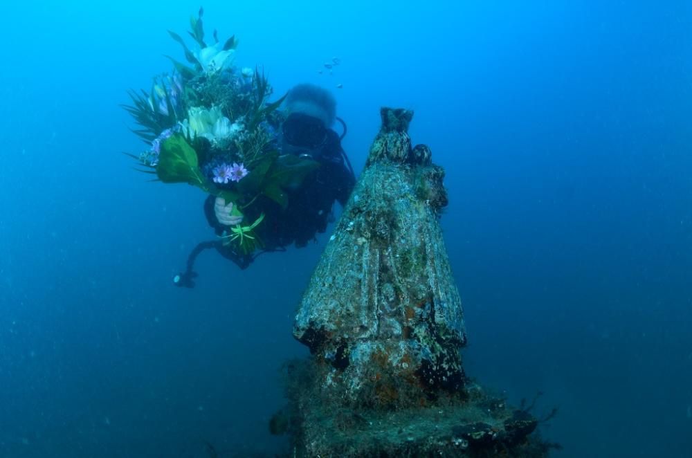 Así se ofrenda a la Virgen bajo el agua