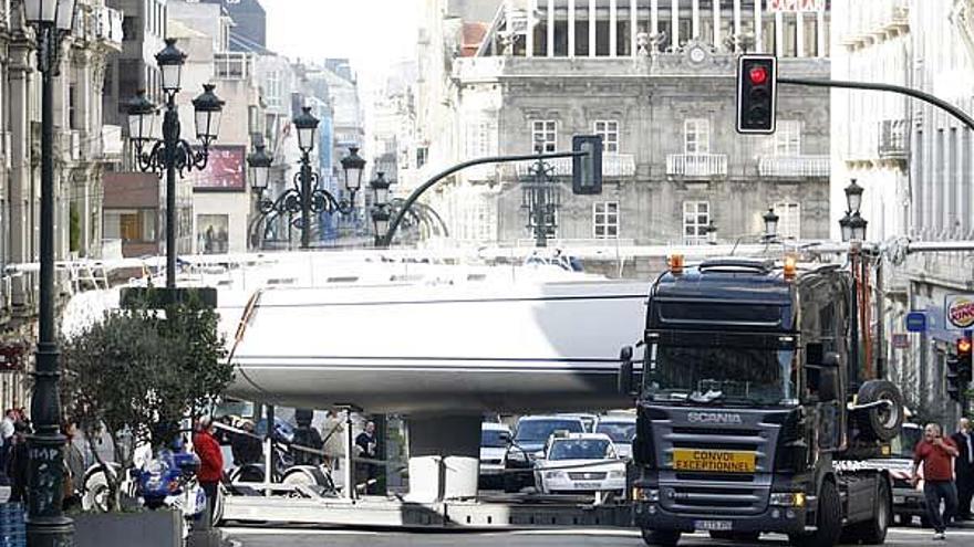 El camión que transportaba el velero tuvo que maniobrar en Urzáiz para dar la vuelta ante la antenta mirada de curiosos.