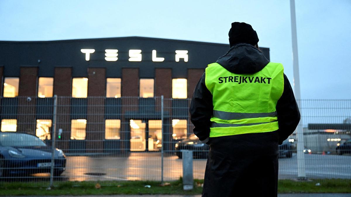 Representantes sindicales protestan frente a una fábrica de Tesla en Suecia.