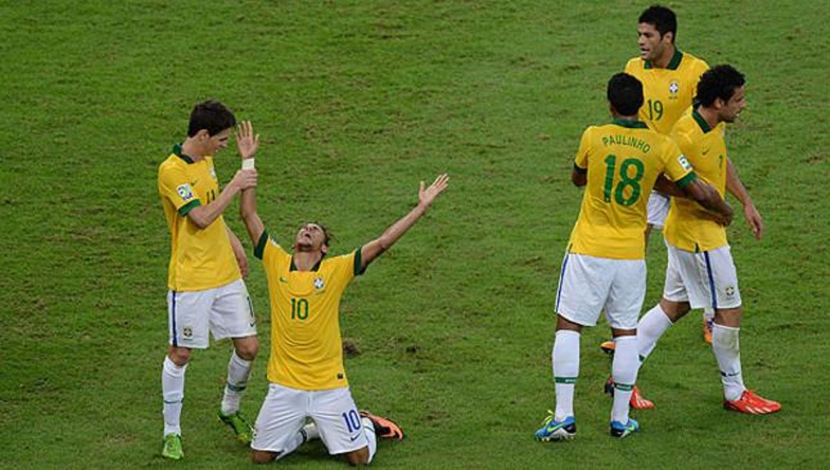 Neymar (de genolls), eufòric després de marcar el segon gol del Brasil.
