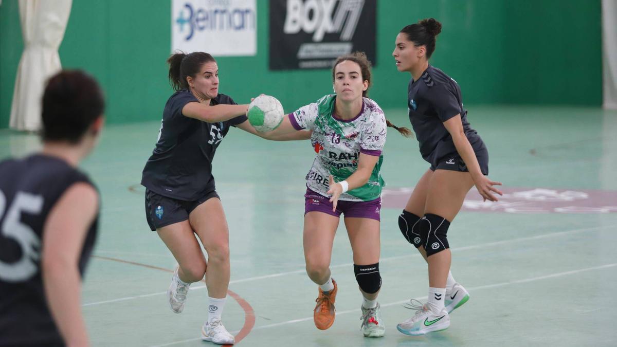 Carla Montero controla el balón en un encuentro de la presente temporada.
