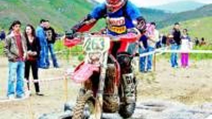 Más de 2.500 ´locos´ del enduro toman Cañamero