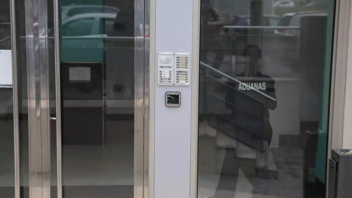 Eine Zollbeamtin der Steuerfahndung in der Niederlassung in Palma.