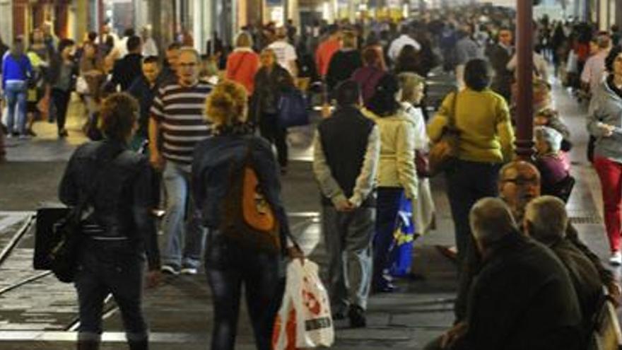 Ciudadanos realizando compras ayer en Triana, en la capital grancanaria. i ANDRÉS CRUZ