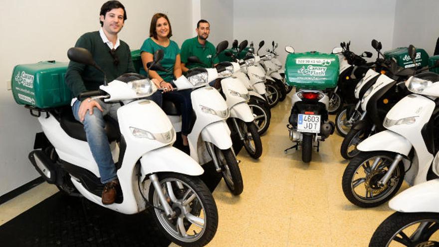 En primer término, los fundadores de Canary Flash, Luis Hernáiz y Vanessa de Blas.