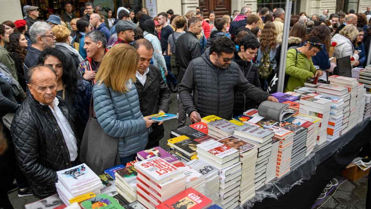 Escritores firman sus libros en la fiesta cultural de Sant Jordi