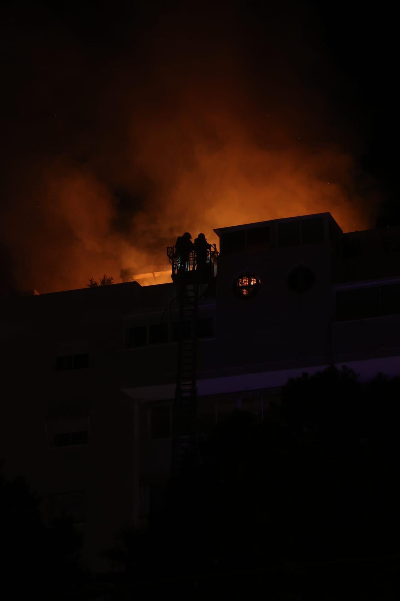 Aparatoso incendio en un piso de Playa de San Juan en Alicante