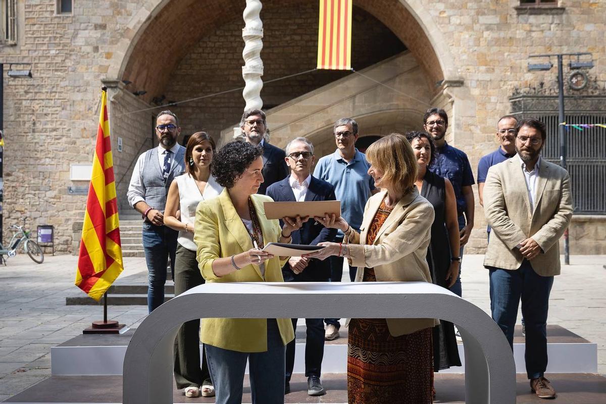 Lluïsa Moret y Marta Rovira firman el pacto de investidura PSC-ERc ante la Biblioteca de Catalunya