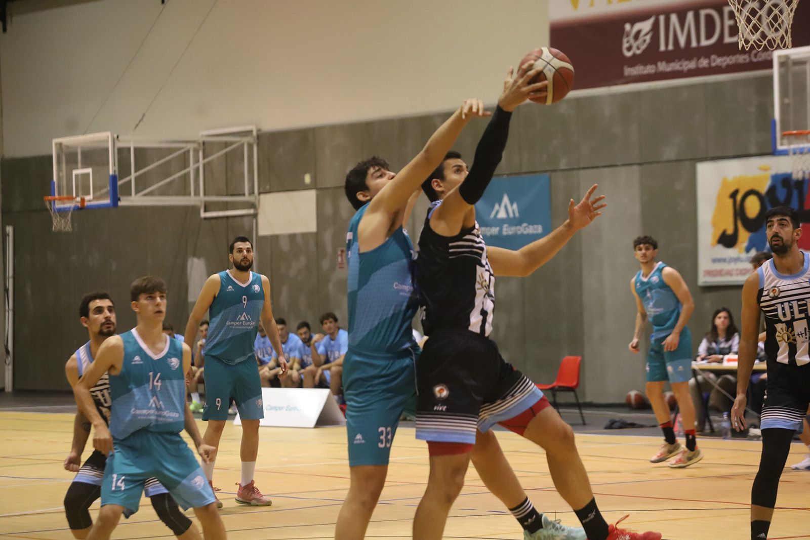 Las imágenes del Camper Eurogaza UCB ante el Linense en la Liga EBA