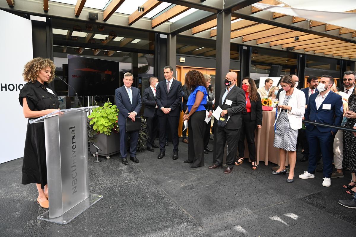 El presidente del Gobierno, Pedro Sánchez, escucha a la 'chairman' de Universal Filmed Entertainment Group, Donna Langley, durante el acto 'Spain, your location of choice' en los estudios Universal de Los Ángeles, este 22 de julio.