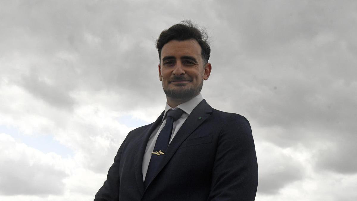 Antonio Gambín: de guardia civil y policía local de Murcia a cumplir su sueño de 'altos vuelos' como piloto de avión