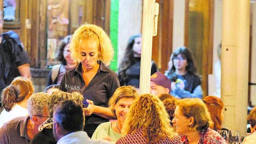 Varios grupos cenan en una terraza de Santa Cruz de Tenerife. | | CARSTEN W. LAURITSEN