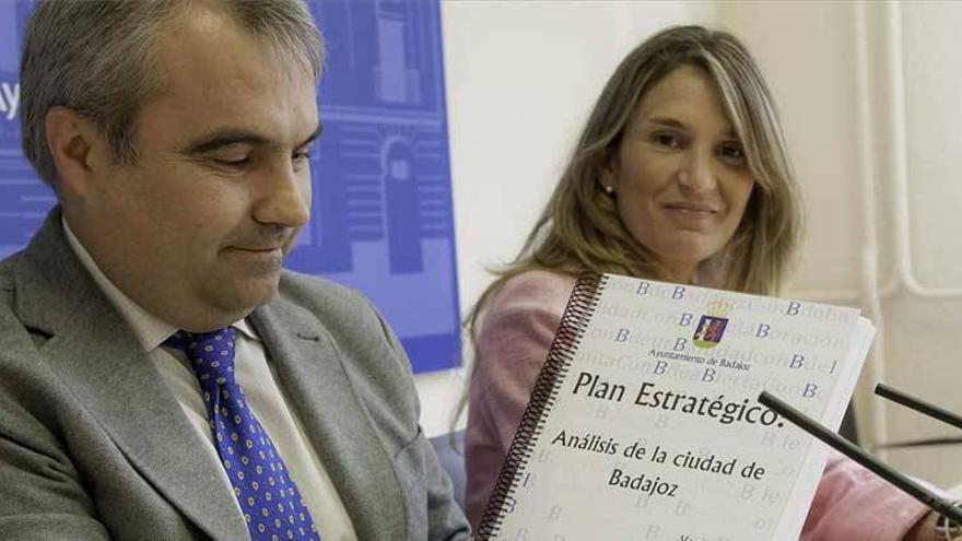 El alcalde de Badajoz invita a ciudadanos y colectivos a que aporten ideas al Plan Estratégico