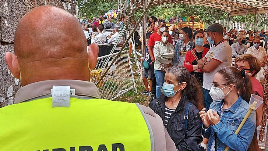 Los devotos hicieron largas colas controladas con seguridad para venerar a la imagen en la capilla. 