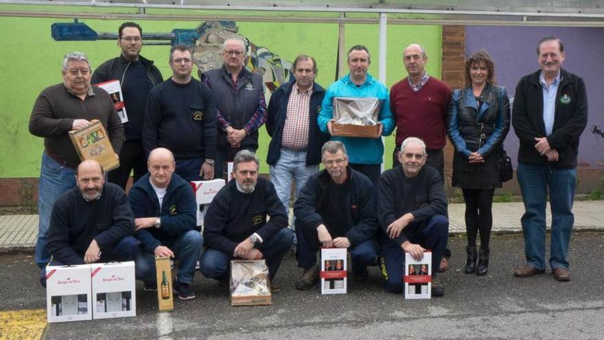 Los mejores clasificados, con sus premios, junto con el presidente de la Federación Asturiana, Miguel Francés, primero por la derecha de pie, y el presidente del Club Principado, Benjamín Álvarez, tercero por la derecha de pie.