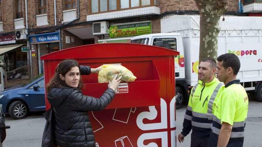 Cáritas instala 7 contenedores de recogida de ropa