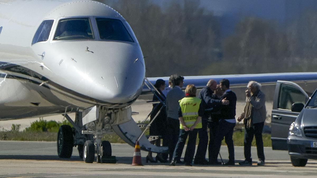 El rey emérito Juan Carlos llega a Vitoria en un avión privado