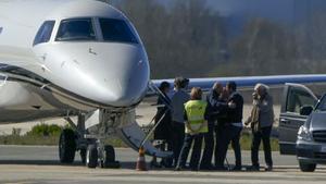 El rey emérito Juan Carlos llega a Vitoria en un avión privado.
