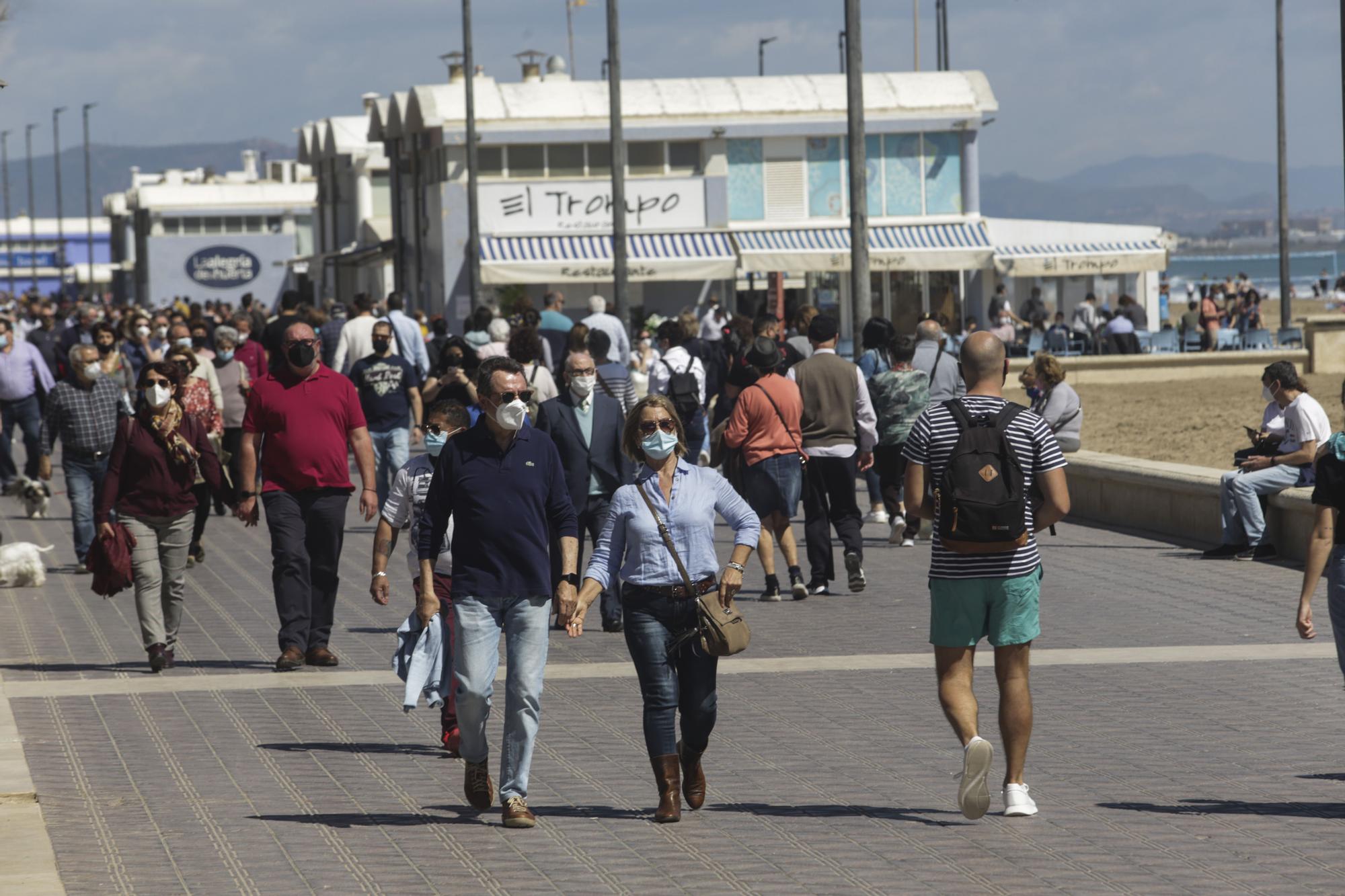 Día de playa sin mascarilla en València