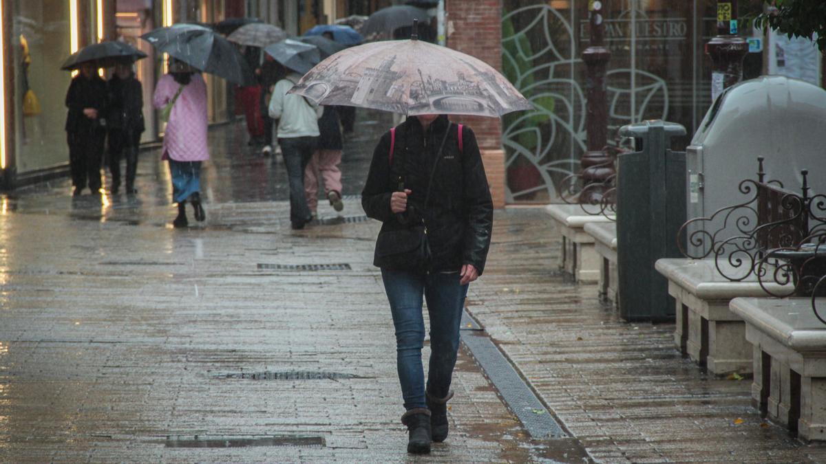 Archivo - Varias personas se protegen de la lluvia bajo sus paraguas. A 9 de febrero de 2024, en Sevilla (Andalucía, España). La borrasca 'Karlotta' activa avisos por lluvia, viento y oleaje en todas las provincias andaluzas.