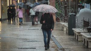 Archivo - Varias personas se protegen de la lluvia bajo sus paraguas. A 9 de febrero de 2024, en Sevilla (Andalucía, España). La borrasca Karlotta activa avisos por lluvia, viento y oleaje en todas las provincias andaluzas.