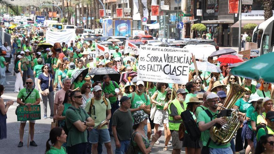 Profesores inundan las calles de Alicante: manifestación de la marea verde este martes