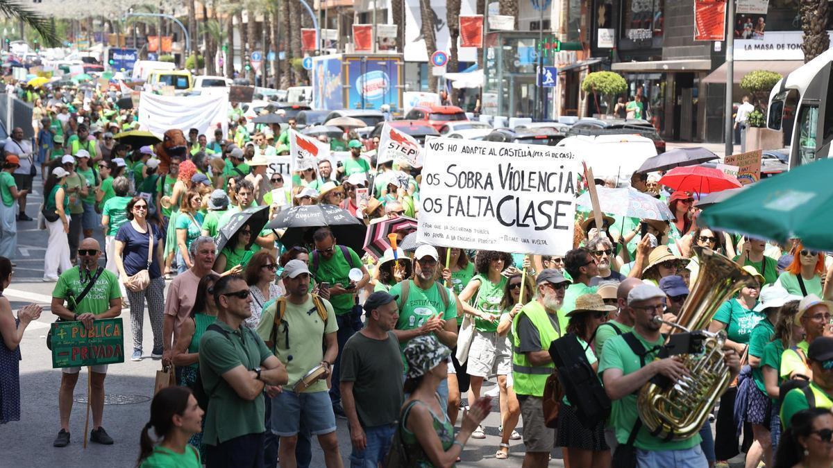 Profesores inundan las calles de Alicante: manifestación de la marea verde este martes