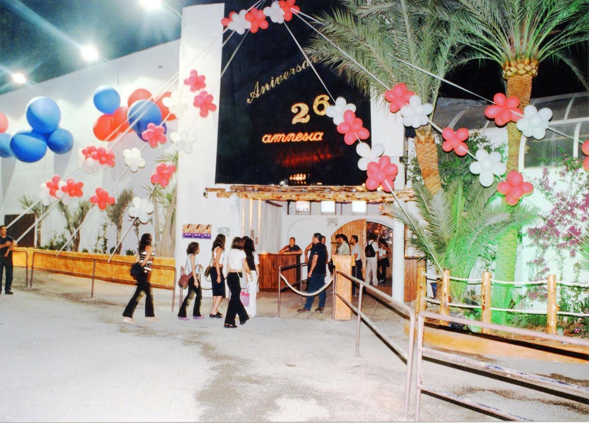 Imagen del 26 aniversario de Amnesia, en el año 2002.