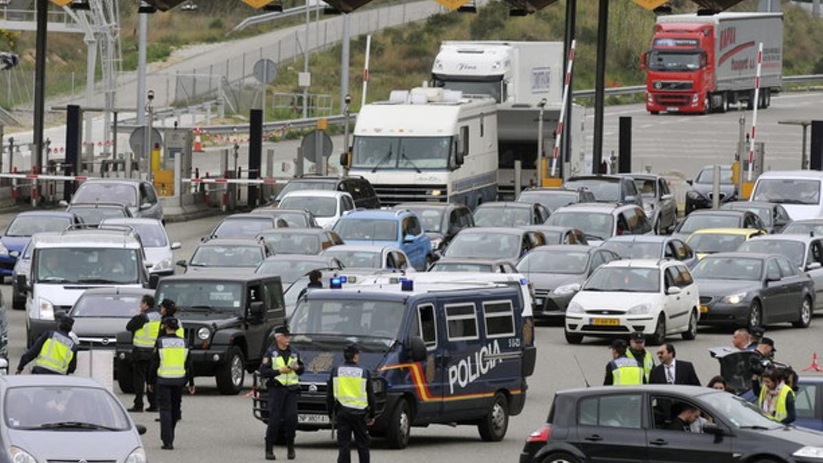 ESPAÑA BLINDA SU FRONTERA CON FRANCIA POR CATALUÑA PARA EVITAR ENTRADA DE ANTISISTEMAS