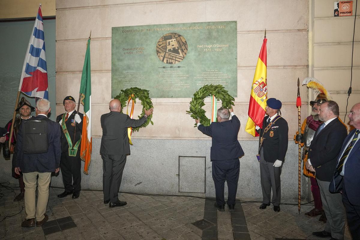 Ofrenda de las autoridades delante de la placa de bronce en el lugar del enterramiento con el nombre de Colón y de Red Hugh O'Donnel