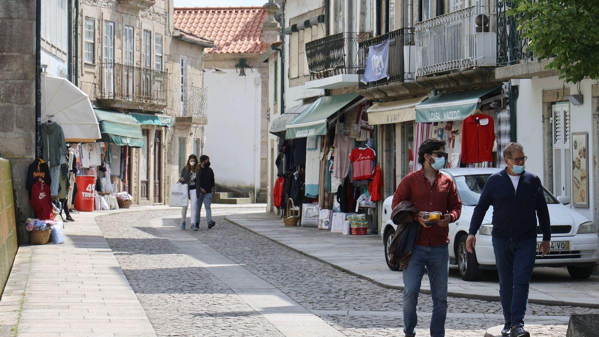 Gente pasea por Valença, cuando en mayo se reabrió la frontera tras meses cerrada.