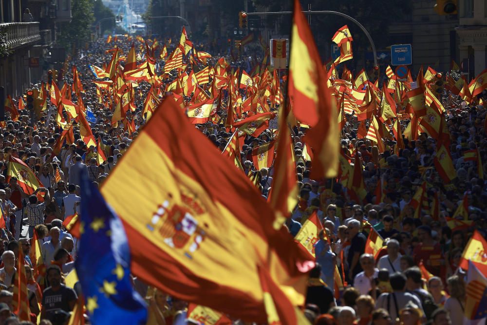 Desenes de milers de persones omplen Barcelona a favor de la unitat d'Espanya