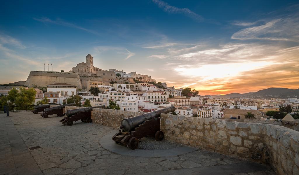 Vas a descubrir lugares fascinantes como Ibiza.