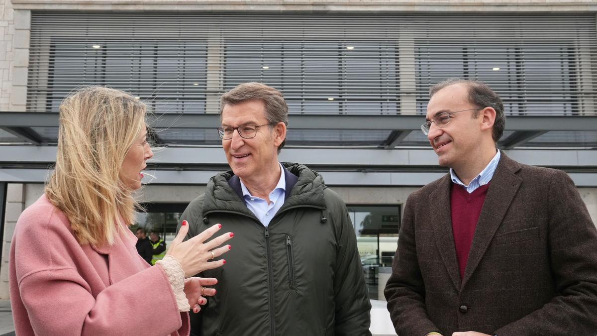 Feijóo, Guardiola y Mateos en la estación de Cáceres.